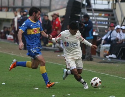 Así pundonorosamente jugaron los futbolistas de la U y del Boca Junior de la Argentina. Esta vez le tocó ganar a Universitario de Dweportes de Lima. Una brillante actuación de los futbolistas peruanos y argentinos