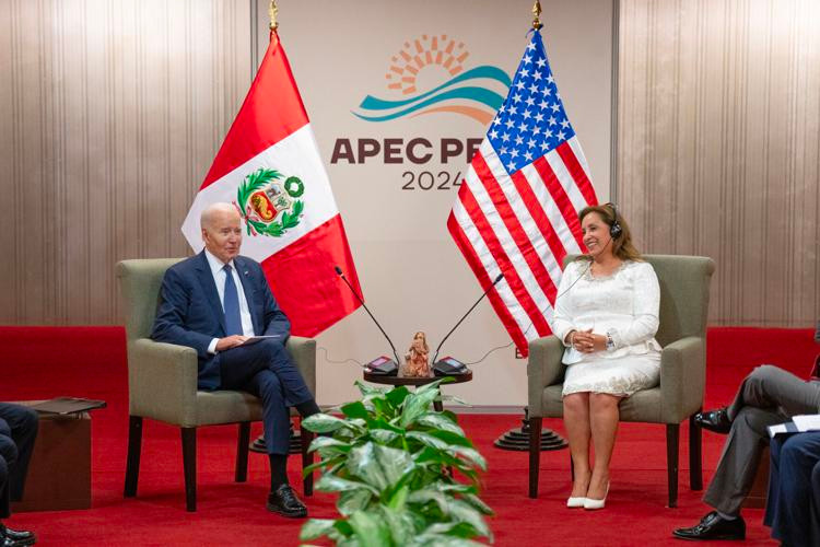 Dina Boularte y Joe Biden se reunieron en el marco de la APEC