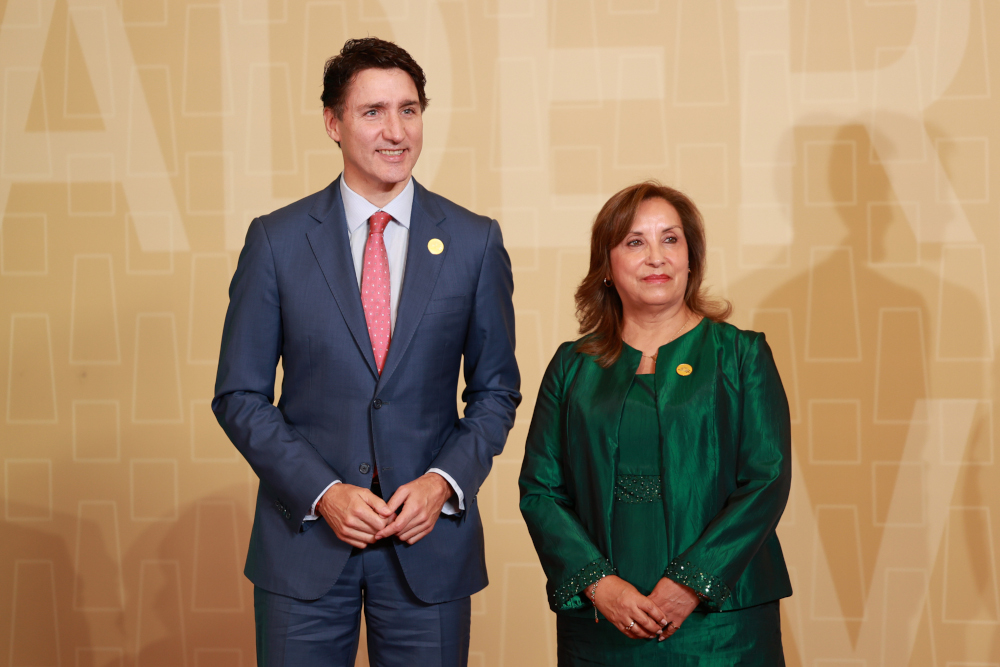 Justin Trudeau, primer ministro de Canadá con la mandataria peruana Dina Boluarte