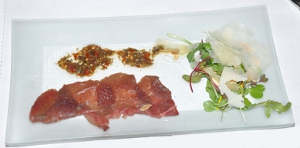 Carpaccio de venado con queso de oveja. Foto: Patrick Sheridan