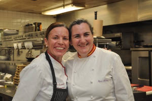 La chef Helena Loureiro del restaurante Portus 360 y la chef española Pepa Muñoz. Foto: Patrick Sheridan