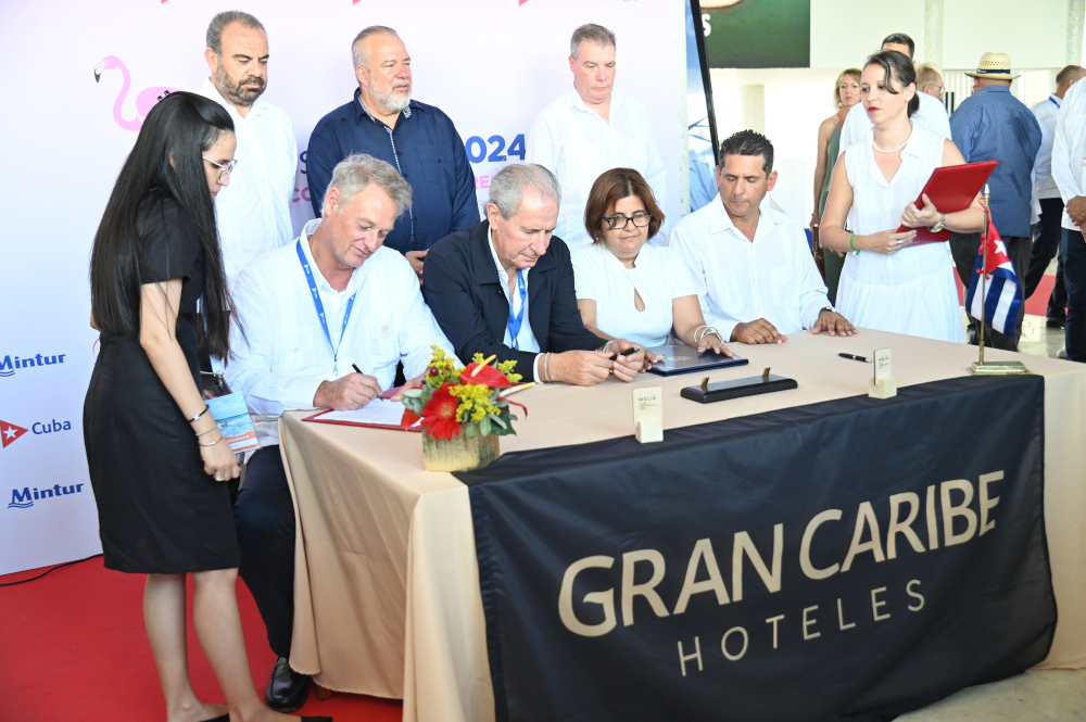 Firma del Contrato entre Meliá Hotels Internacional y Hoteles Gran Caribe - Foto: Orbita Popular