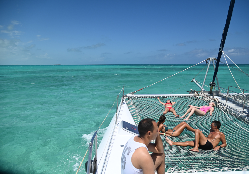 Momento de Descanso en el Catamarán - Foto: Orbita Popular