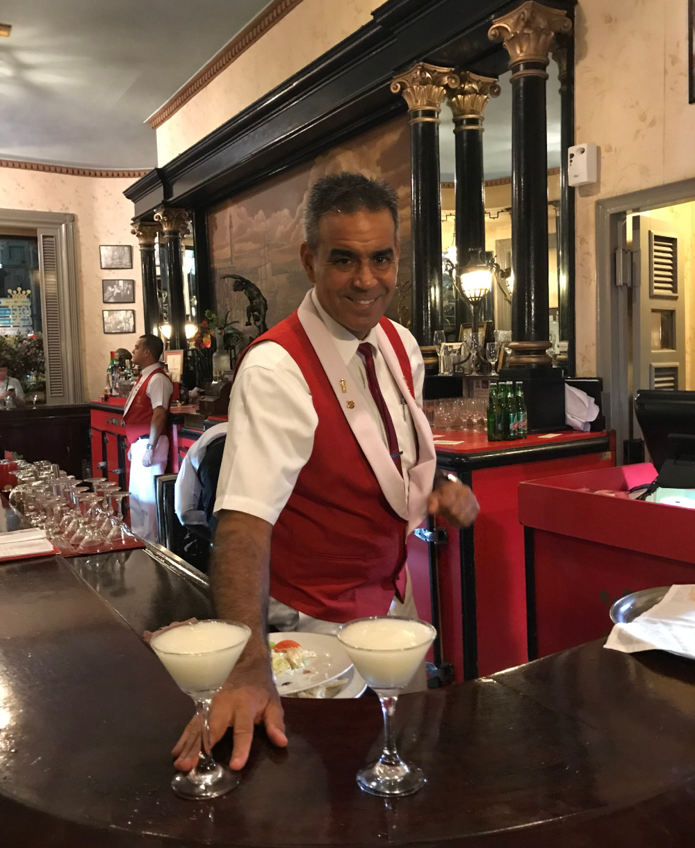 Preparación de un daiquiri en el emblemático bar La Floridita - La Habana 