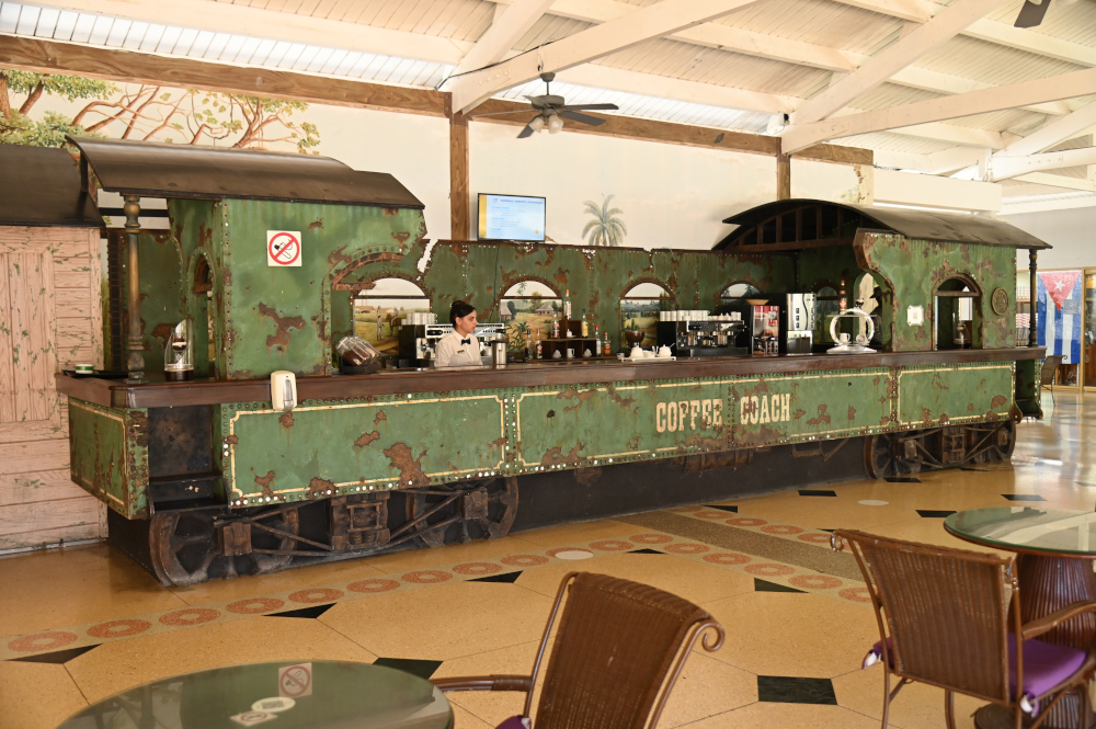 Train-Shaped Coffee Bar - Photo : Orbita Popular