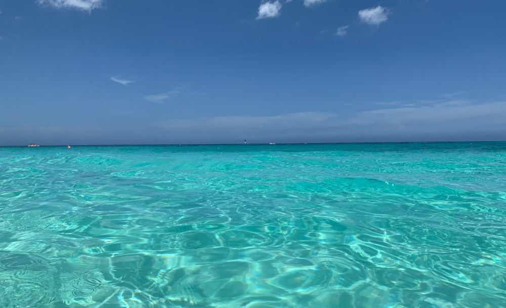 L'eau turquoise et claire de la plage! - Photo : Orbita Popular