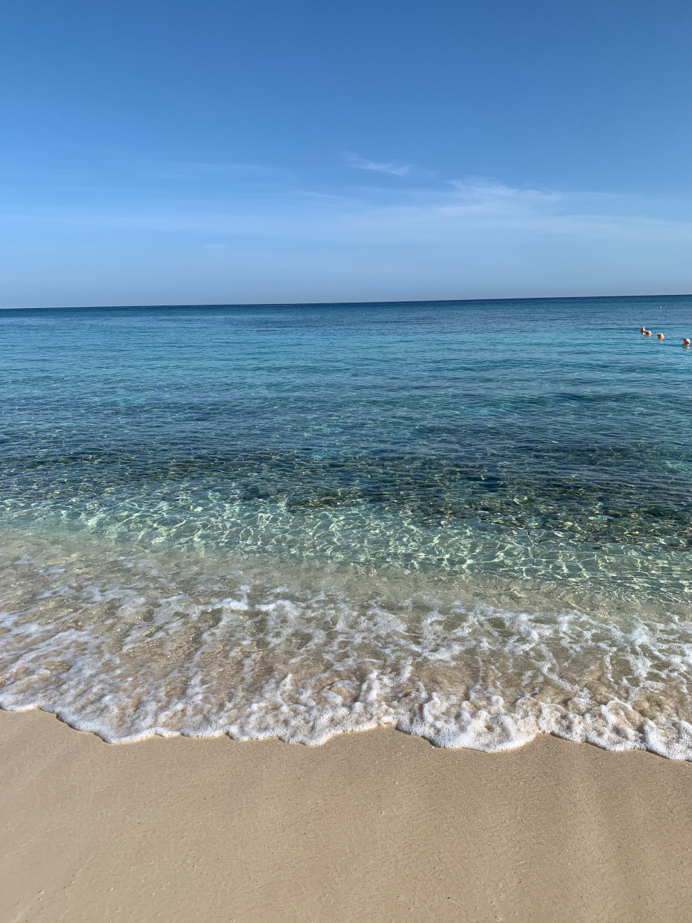 The sea invites you to swim in its crystal-clear waters - Photo : Orbita Popular