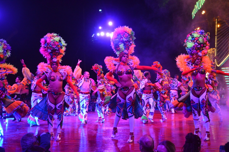 Bailarines con su multicolor atuendo hacen parte del impresionante show del Tropicana. Foto Orbita Popular