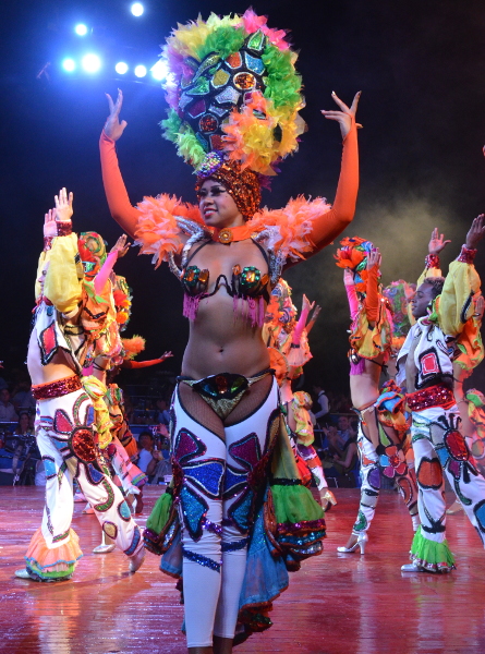 Bailarina cubana del show del Tropicana. Recordando a las legendarias "Mulatas de Fuego". Foto Orbita Popular