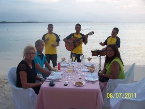 Cena a Orillas de Hermosa Play Holguin en Cuba Cena a Orillas de Hermosa Play Holguin en Cuba