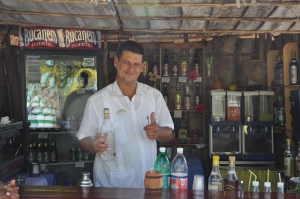 hoguin_yulian_ortega_prepara_la_mejor_pina_colada_del_bar