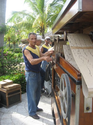 holguin_antiguo_organo_en_fiesta_cubana