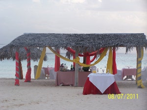 holguin_cena_al_borde_del_mar