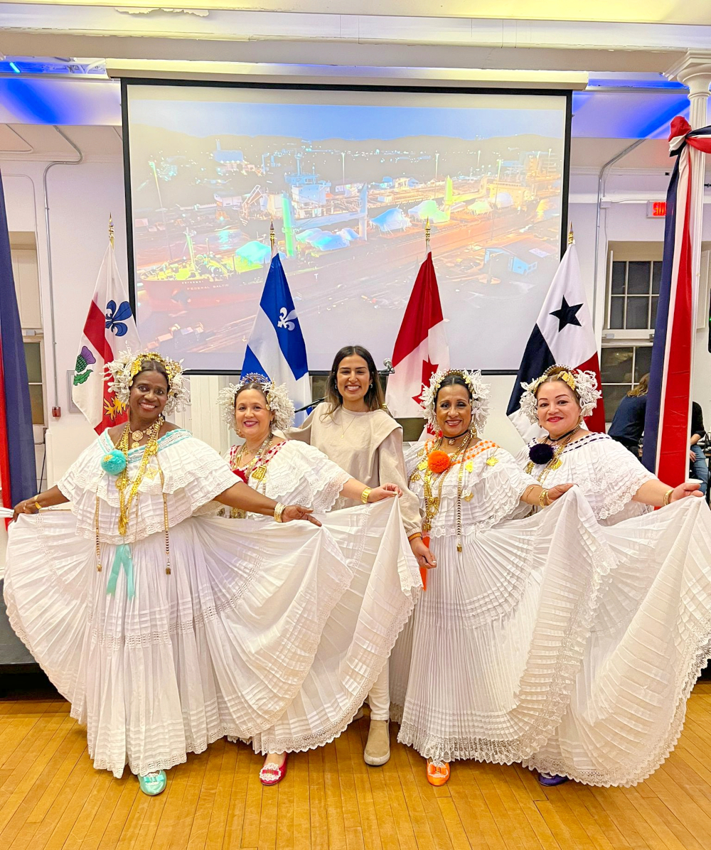 Celebraciones de la Independencia de Panamá bailarinas con nuestra Corresponsal Viajera Amélia Sheridan